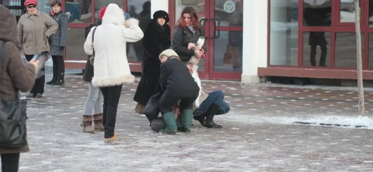 Peste o sută de buzoieni au ajuns la spital după ce au căzut pe gheață