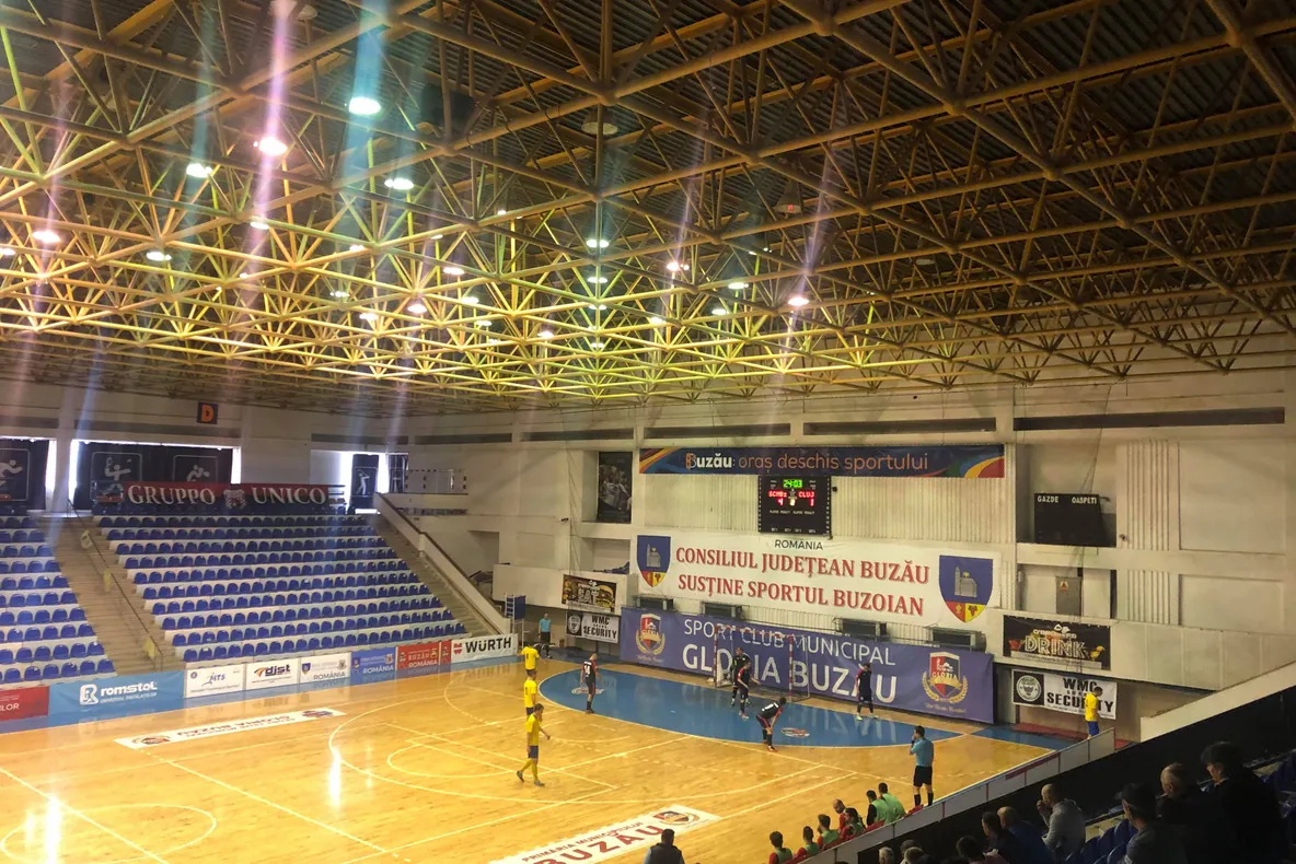 Scor de tenis, administrat de Gloria la futsal