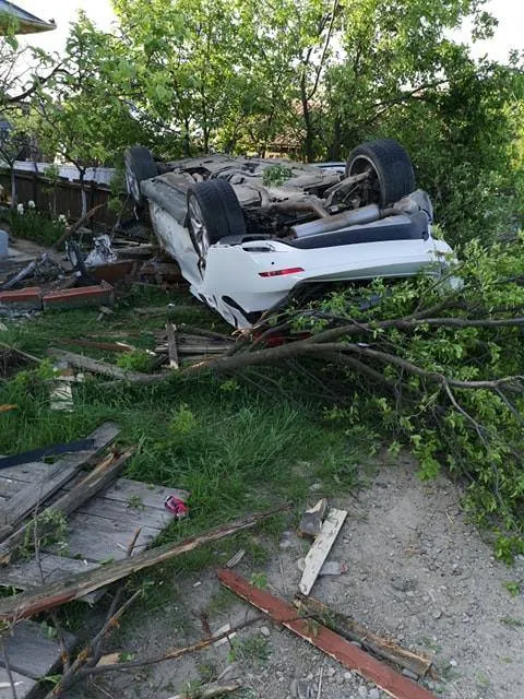 Au aterizat cu BMW-ul într-o curte
