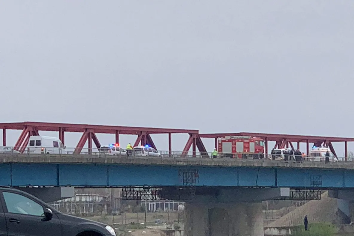 Un bărbat atîrnă în ștreang, la Podul Mărăcineni