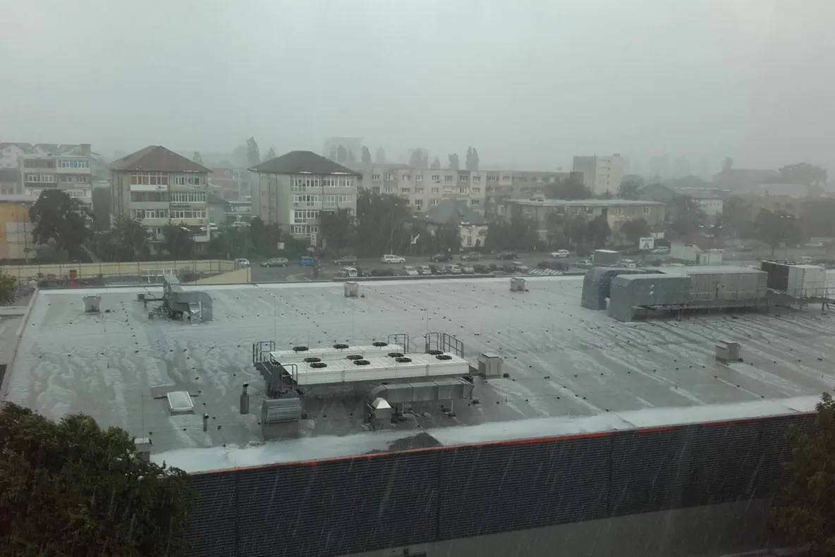 Județul Buzău, sub avertizare cod galben de ploi torenţiale, descărcări electrice, vânt şi vijelii