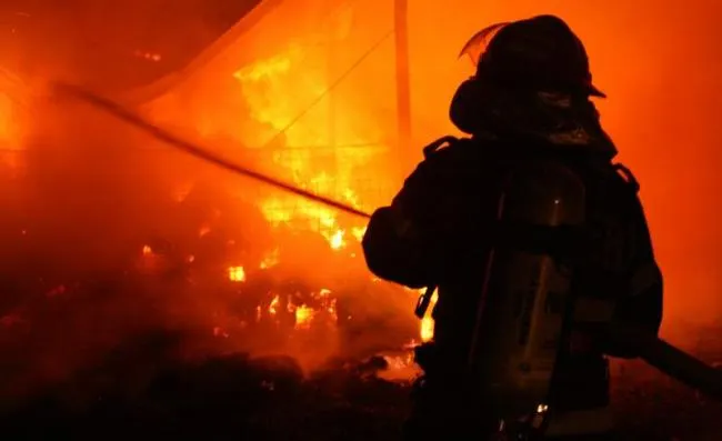 Locatarii unui bloc din Râmnicu Sărat, evacuaţi după ce un apartament a luat foc