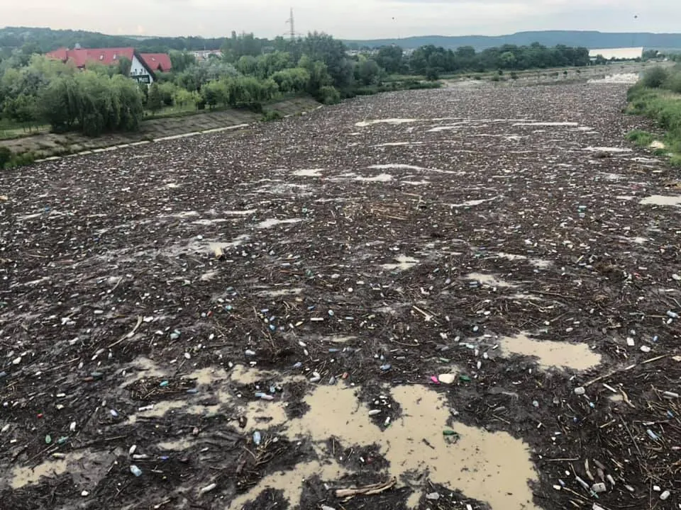 Video Înfiorător ! Rîul Buzău, sugrumat de peturi