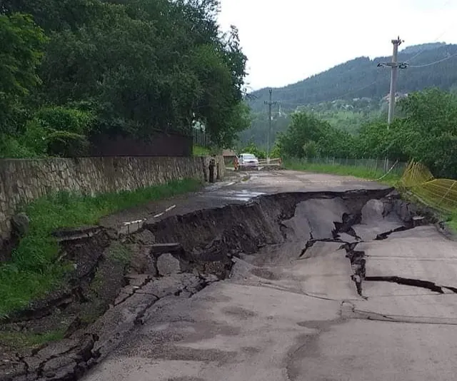 Încă un drum din județul Buzău, distrus de inundații. Localnicii sunt disperați