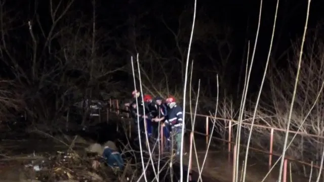 Pompierii și jandarmii, operațiune de decolmatare a barajului de apă de la Crevelești