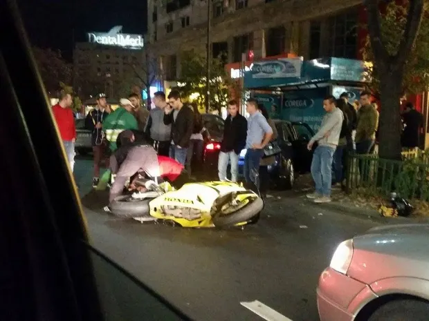 Motociclist în stare gravă după ce a fost spulberat de un bolid