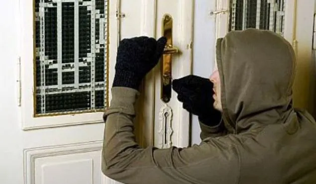 Sumă uriașă furată de hoți din casa unui renumit medic buzoian
