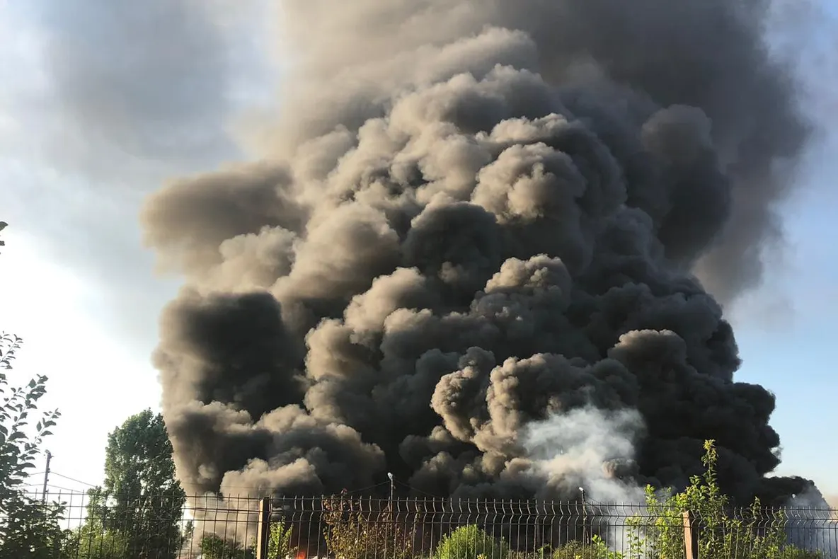 Incendiu la un depozit plin cu materiale combustibile