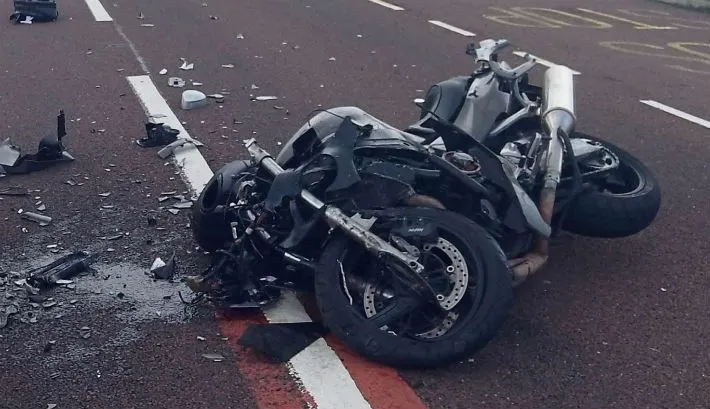 De pe motocicletă, direct sub un autoturism