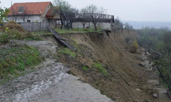 Au început lucrările de consolidare a malului râului Cîlnău la Mărăcineni. Cimitirul era în pericol