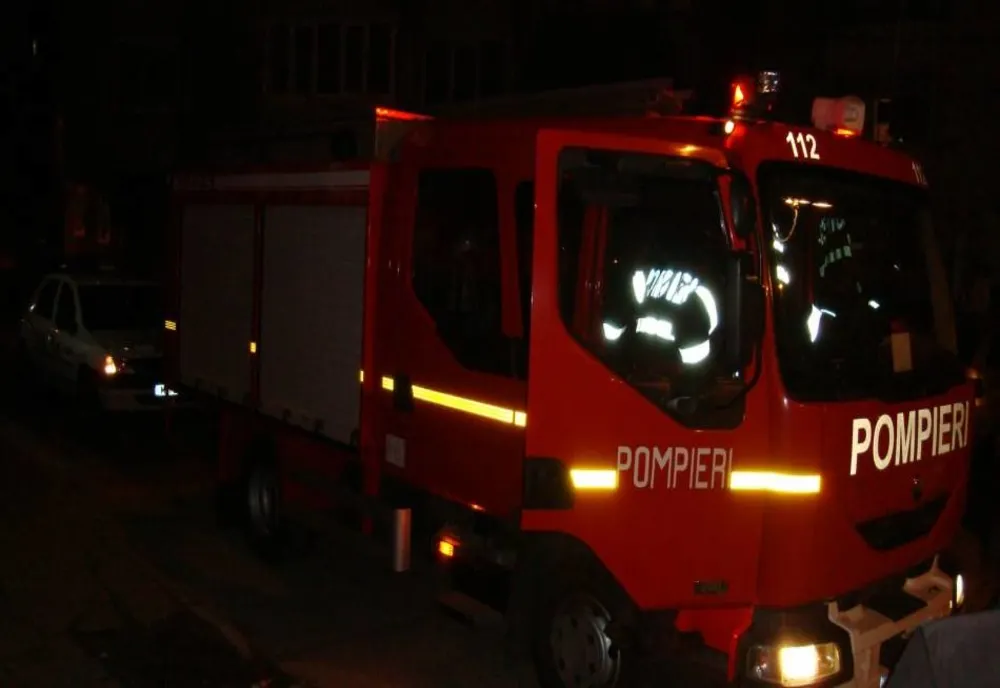 Incendii de proporții într-o zonă de interes turistic. Pompierii, în alertă