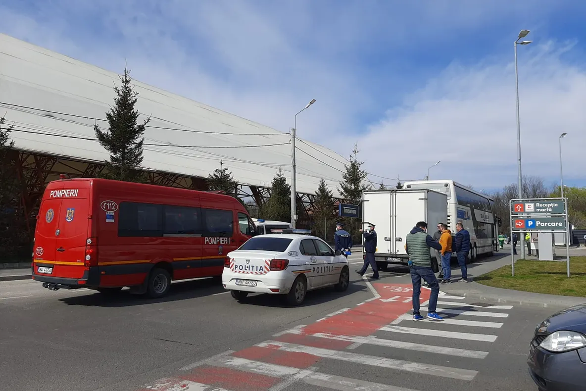 Autocar venit din Anglia, izolat de cetățeni la intrare în Buzău