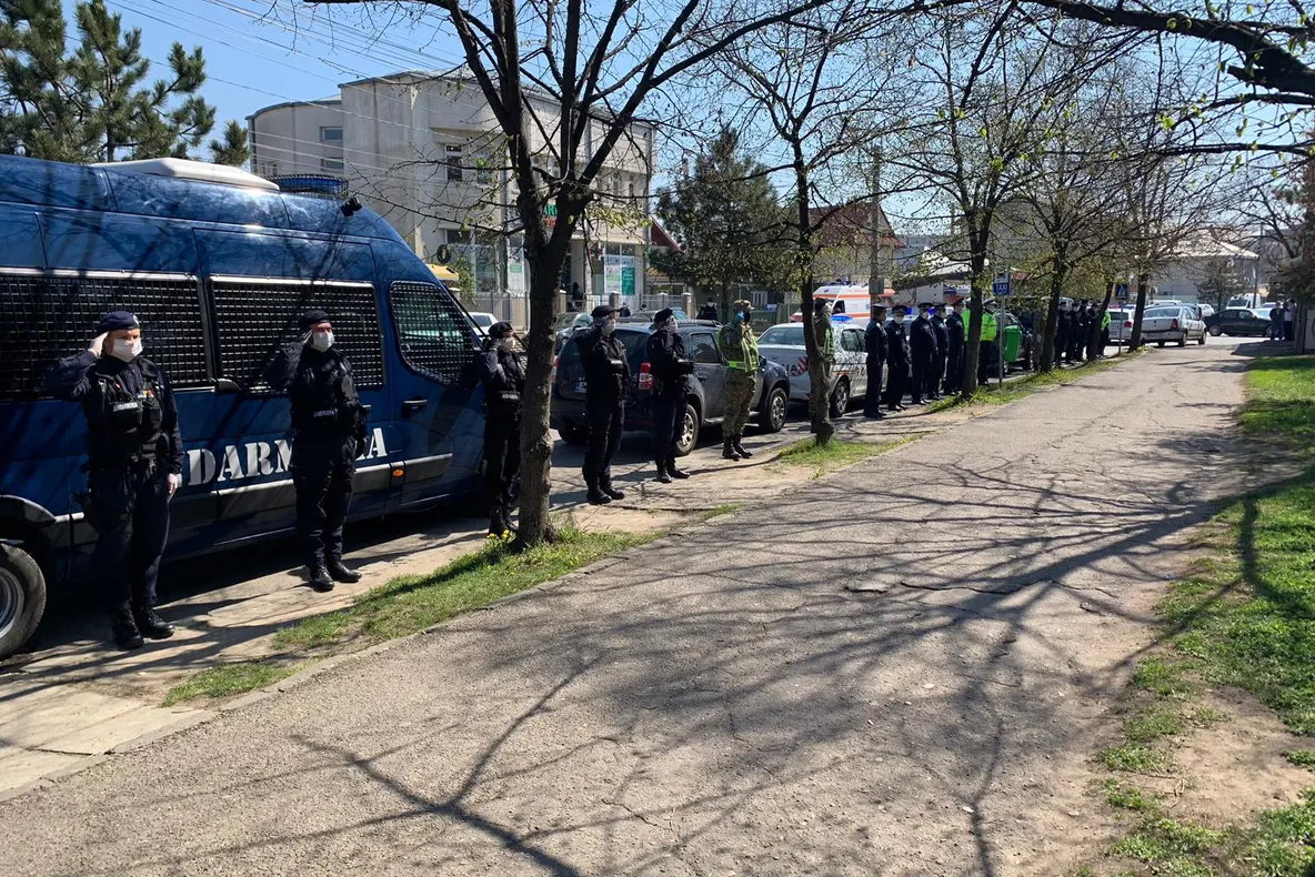 Sirene pornite și salut milităresc pentru cadrele medicale din Spitalul Județean