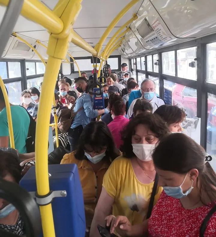 Cuţitarul din autobuz, cercetat în libertate. A fost plasat sub control judiciar
