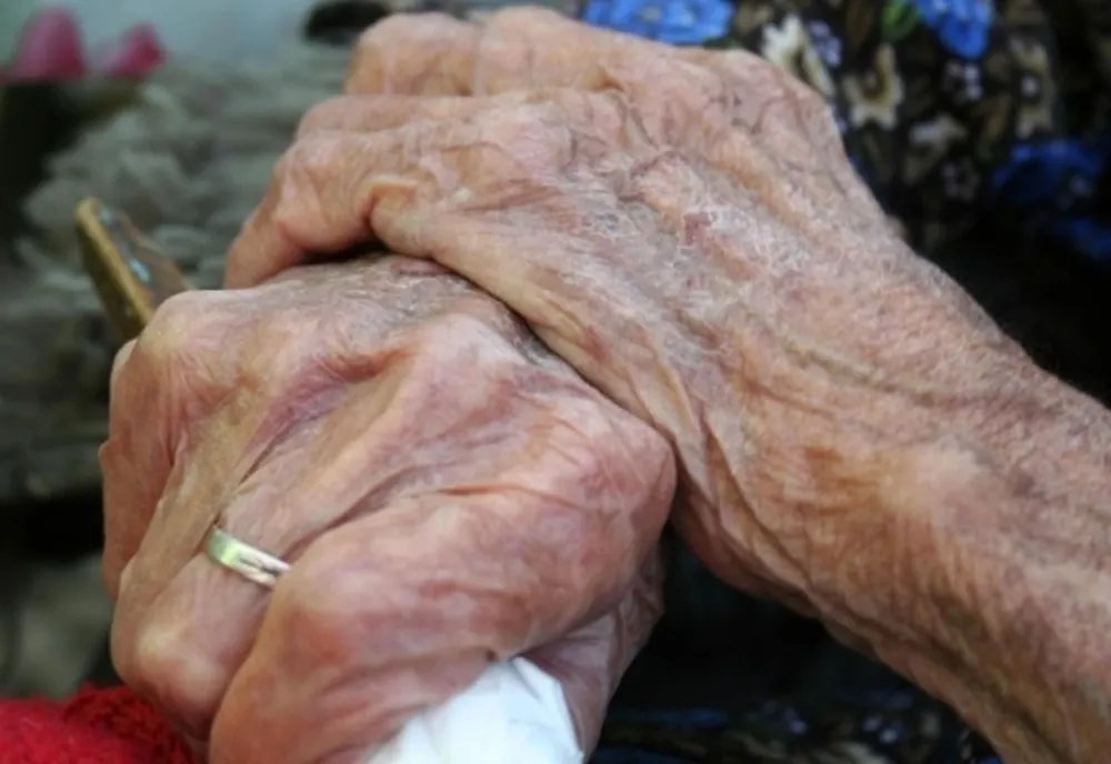 Bătrână violată și tâlhărită de un consătean. Cum a reușit bărbatul să intre în casa femeii
