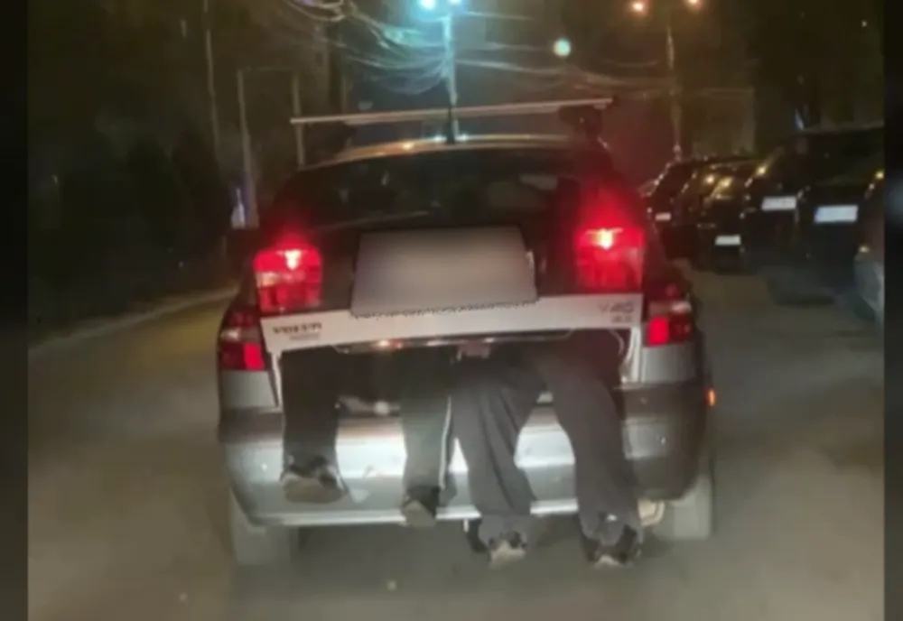Amendată pentru că își transporta soțul în portbagaj