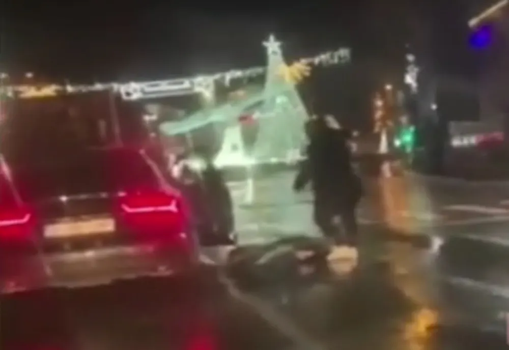 Pieton făcut KO cu un pumn la o trecere de pietoni