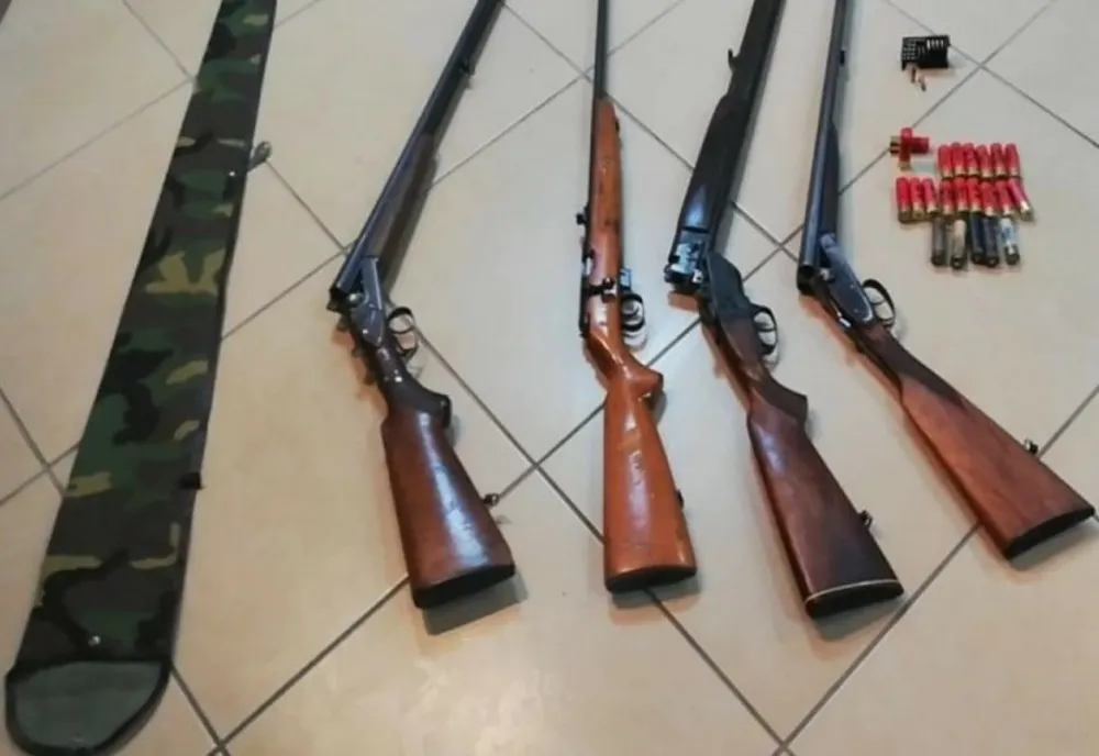 Doi braconieri au fugit şi abandonat armele şi vânatul la locul faptei