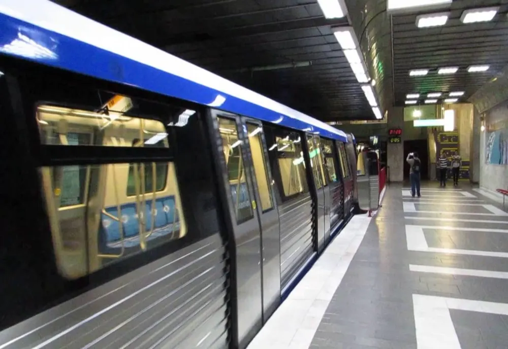 Incident la metroul din București. Tren oprit în stație pentru că mecanicul era în comă 