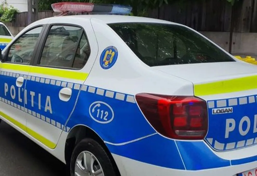 Deși trebuiau să fie în izolare la domiciliu, au fost depistați de polițiști în zona unui magazin