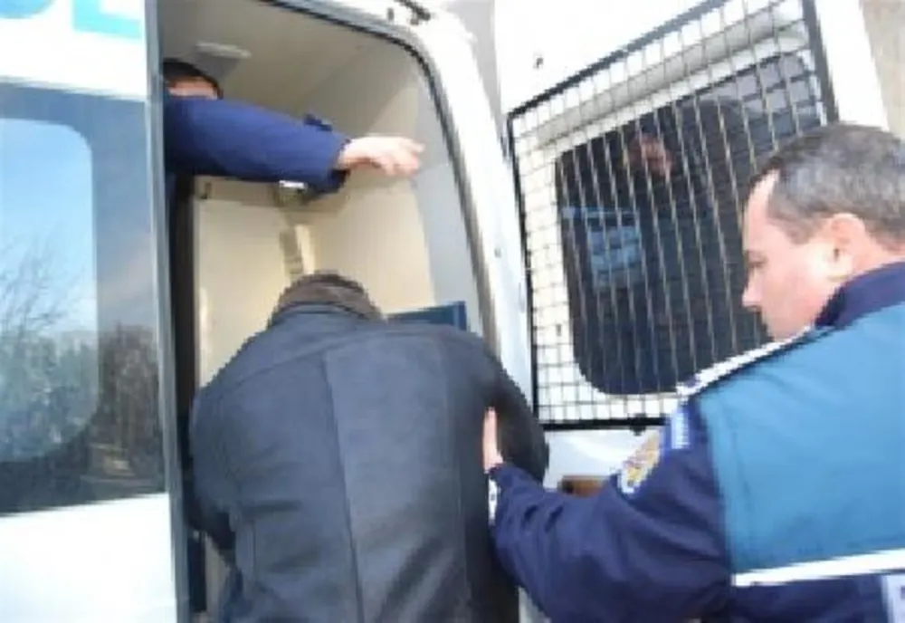 Percheziţii la o persoană bănuită de comiterea unui furt