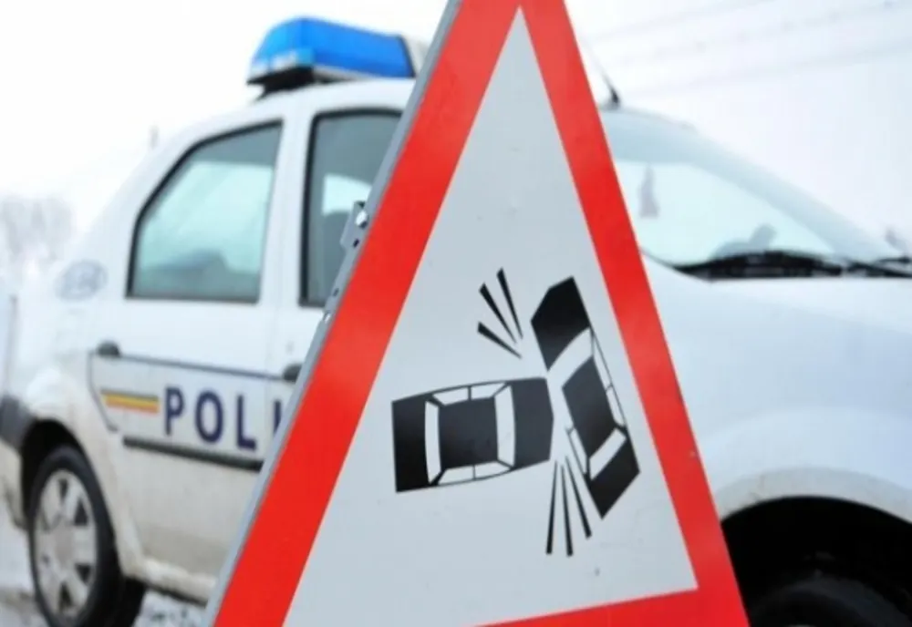Bătrână accidentată de o mașină care executa manevra de mers înapoi