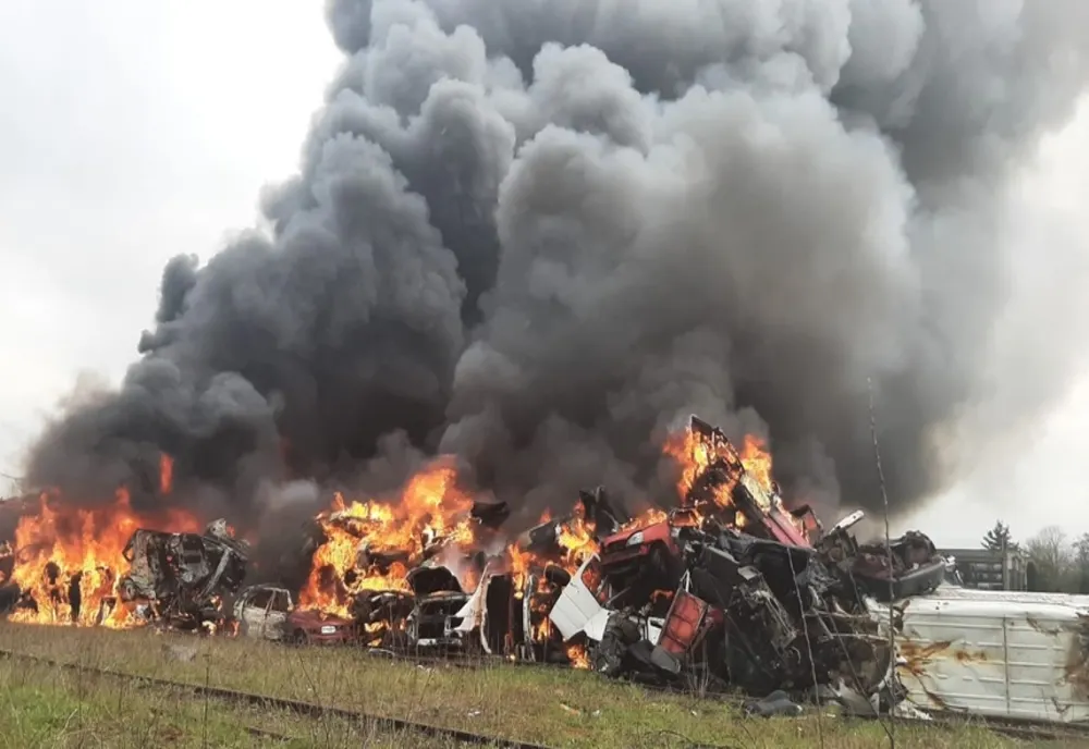 Incendiu la un depozit de colectare a PET-urilor