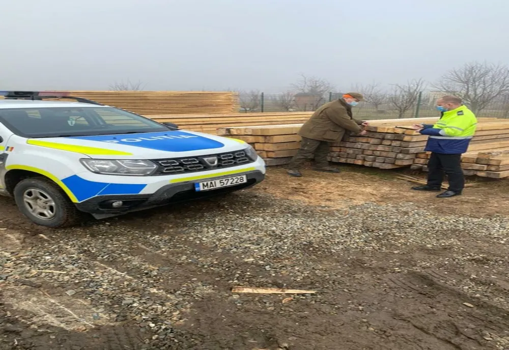Lemn de foc fără aviz confiscat de polițiști