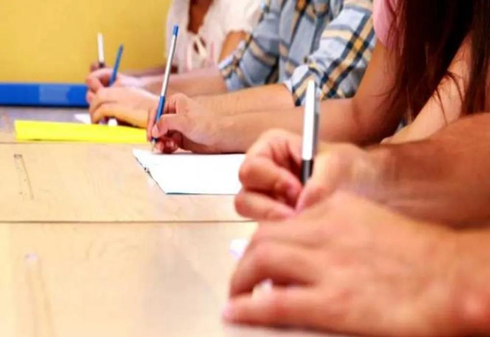 Peste 60 de candidați au părăsit sala după ce au primit subiectele la examenul de Titularizare
