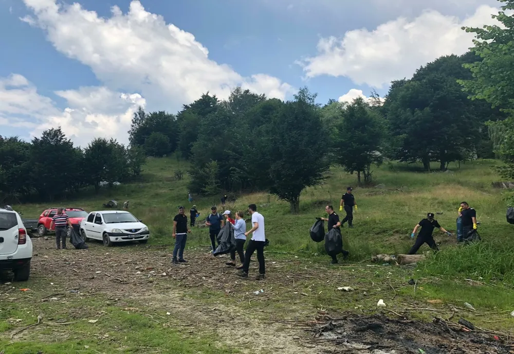 Galerie foto: Acțiune de ecologizare în zona lacului de acumulare Siriu și Râul Buzău