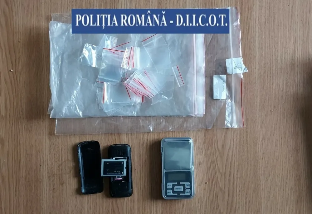 Video: Percheziții la  persoane bănuite de trafic de droguri de risc 
