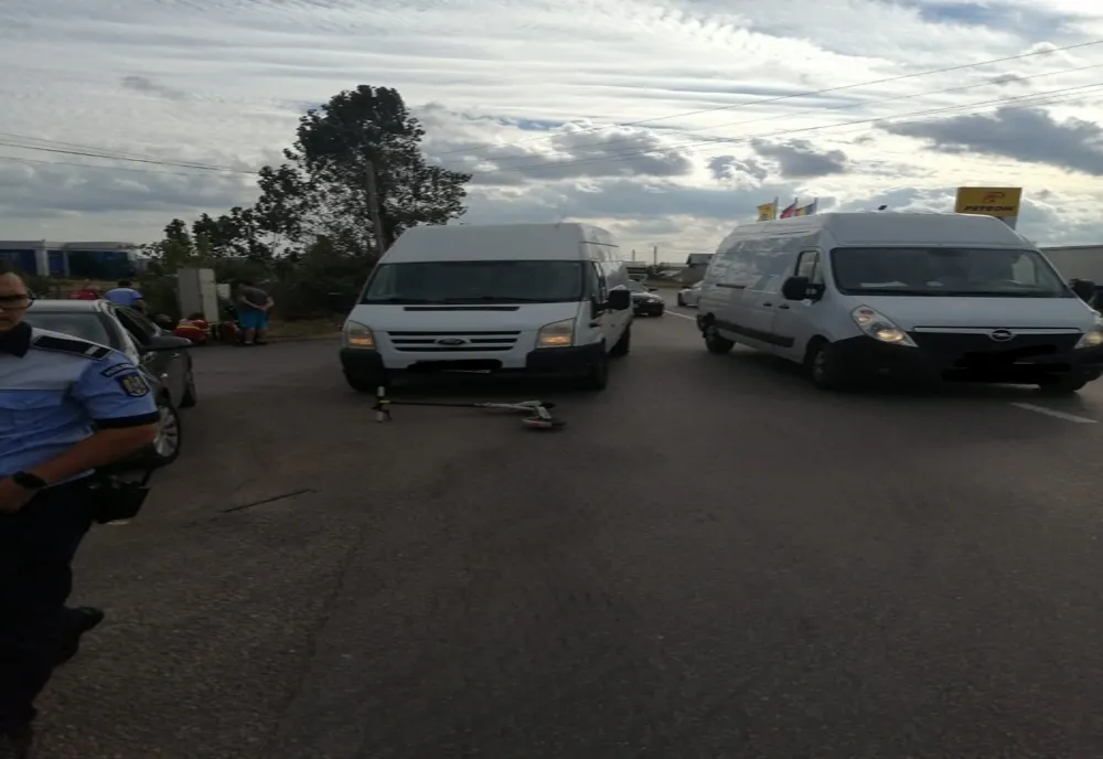 Tânăr pe trotinetă accidentat de o autoutilitară 