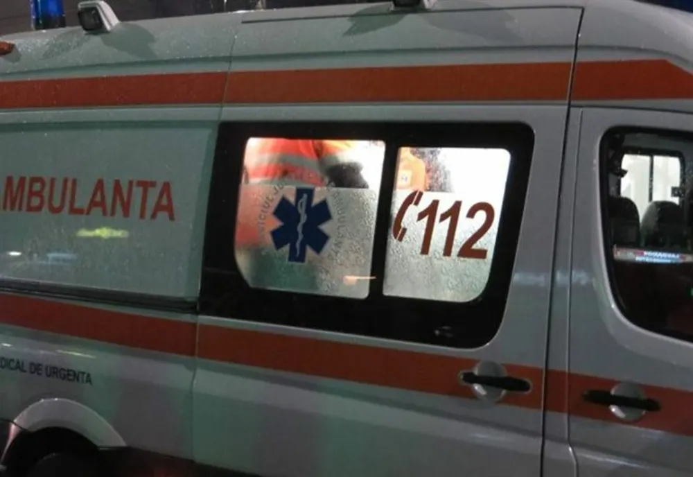 Pieton accidentat de un taxi când traversa strada prin loc nepermis