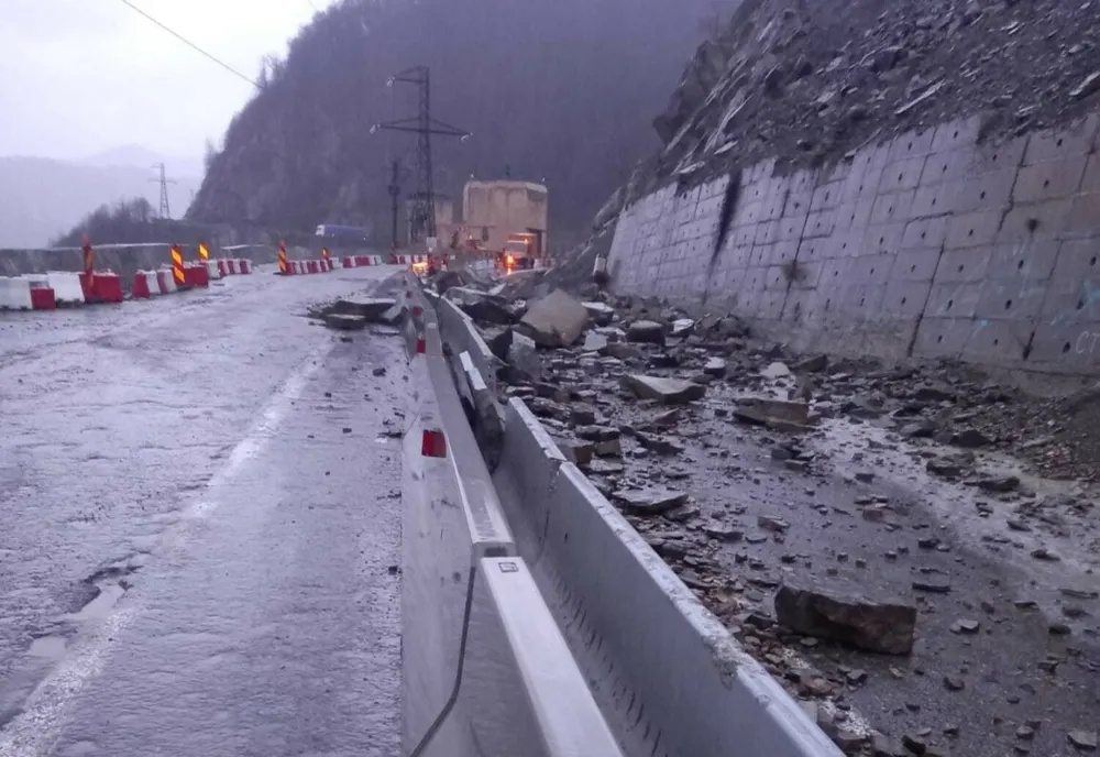 Căderi de bolovani pe DN10 în zona barajului Siriu