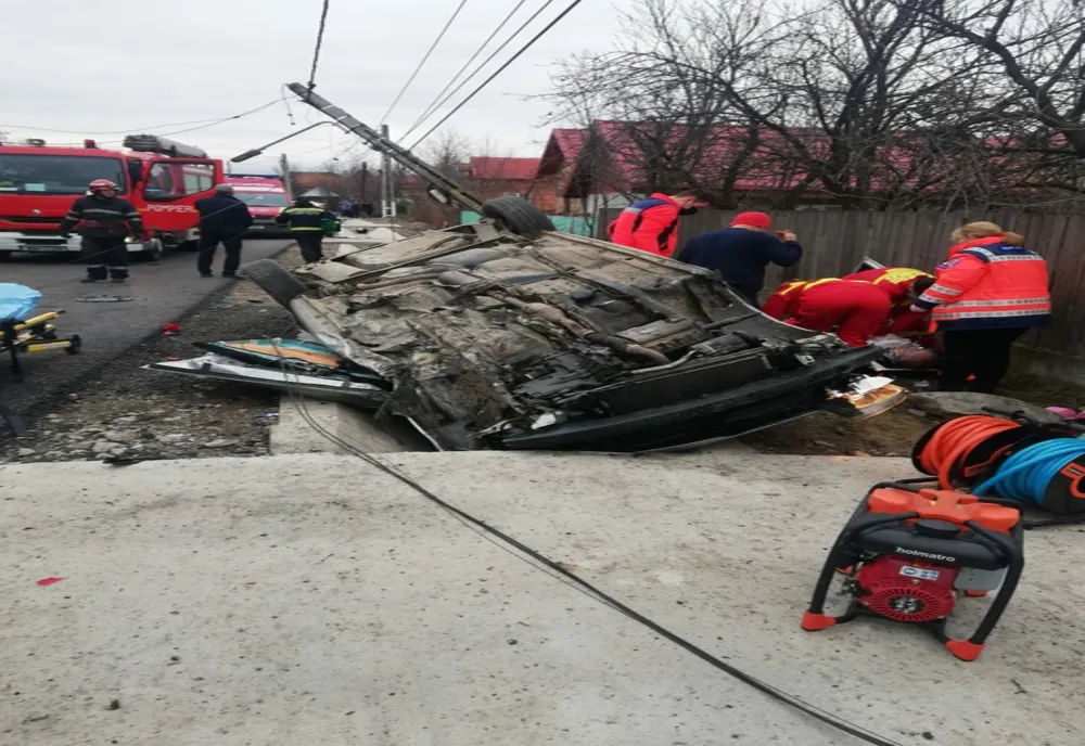 S-a răsturnat cu mașina în afara părții carosabile