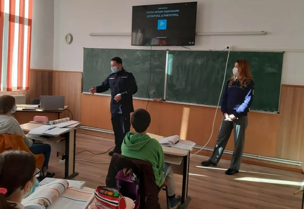 Polițiștii în dialog cu elevii de gimnaziu din Brăeşti