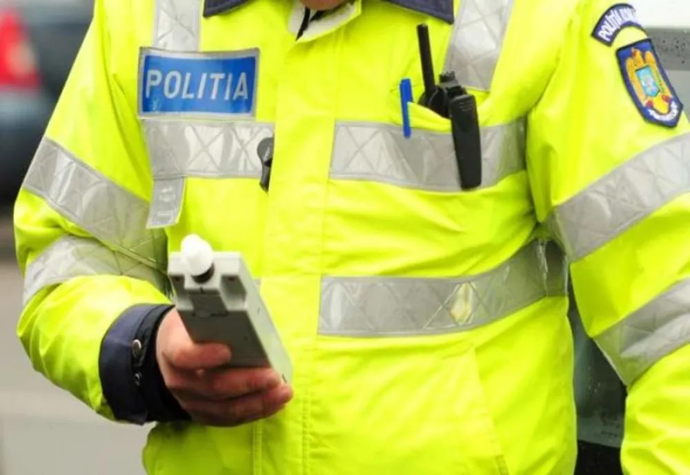 După ce a poftit la ”plăceri” gratuite profitând de uniformă, un agent de poliție a produs astăzi un accident rutier