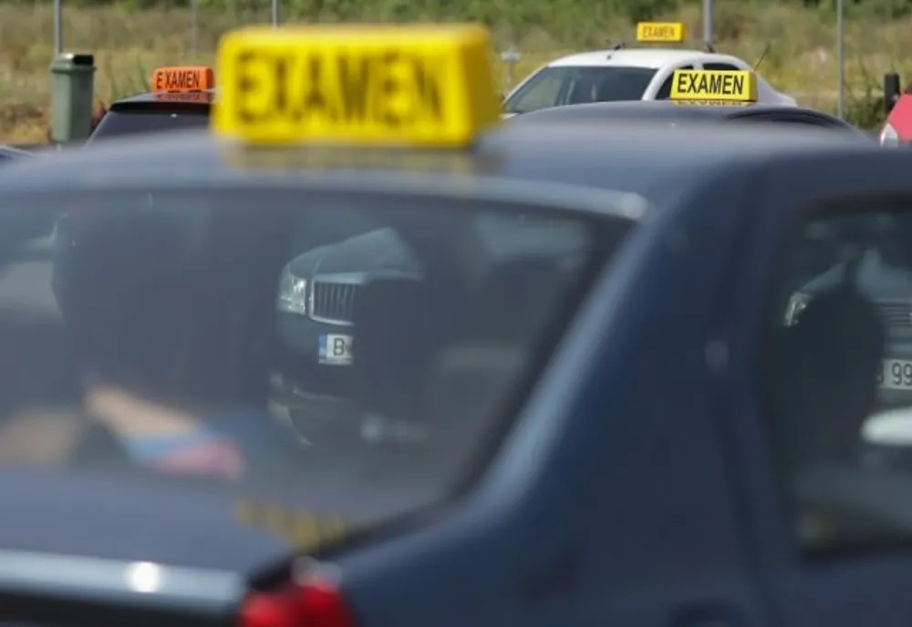 Buzoian prins în flagrant când a vrut să dea 1500 lei mită pentru promovarea examenului de permis auto