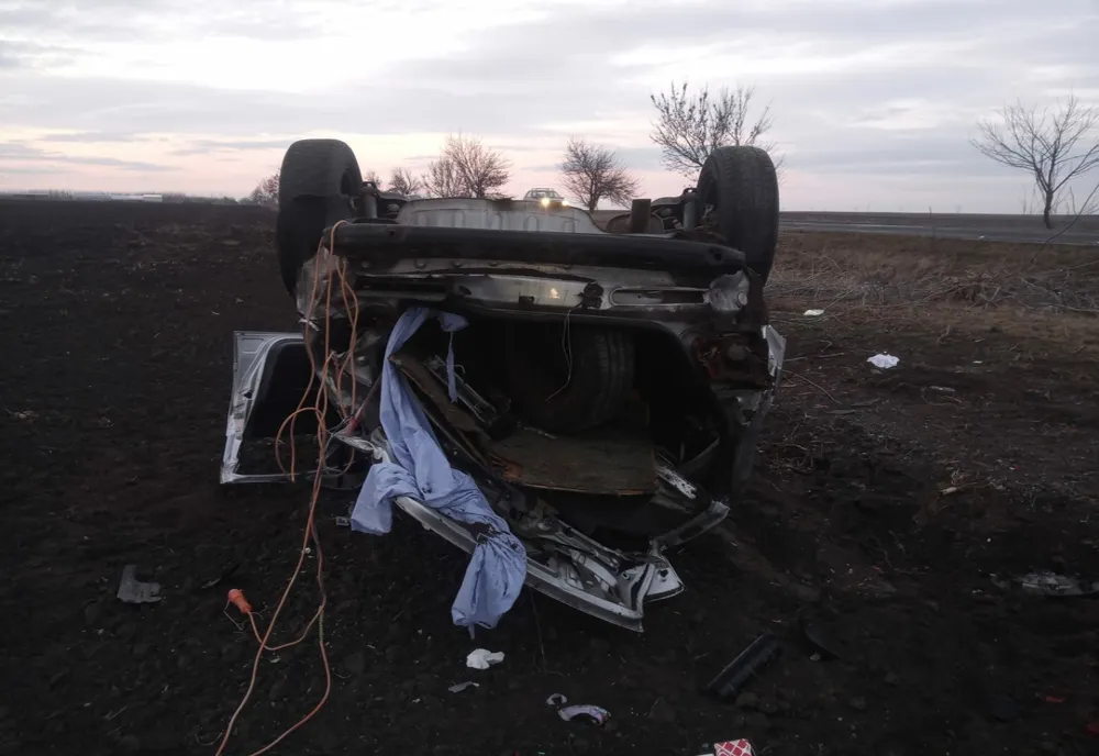 FOTO/ Un șofer de 18 ani din Pogoanele s-a răsturnat cu mașina pe DN2C