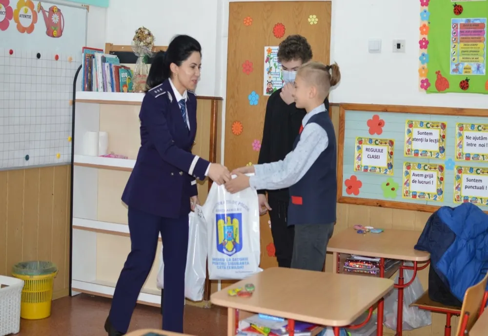 Polițiștii buzoieni s-au organizat azi, 25 martie, de ziua lor, pentru a oferi cadouri unor elevi născuți de Ziua Poliției