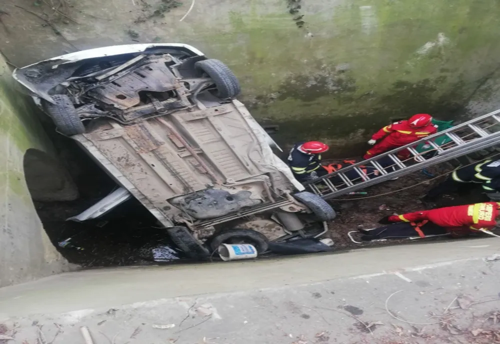Foto: S-a răsturnat cu mașina într-un canal de drenare a apei