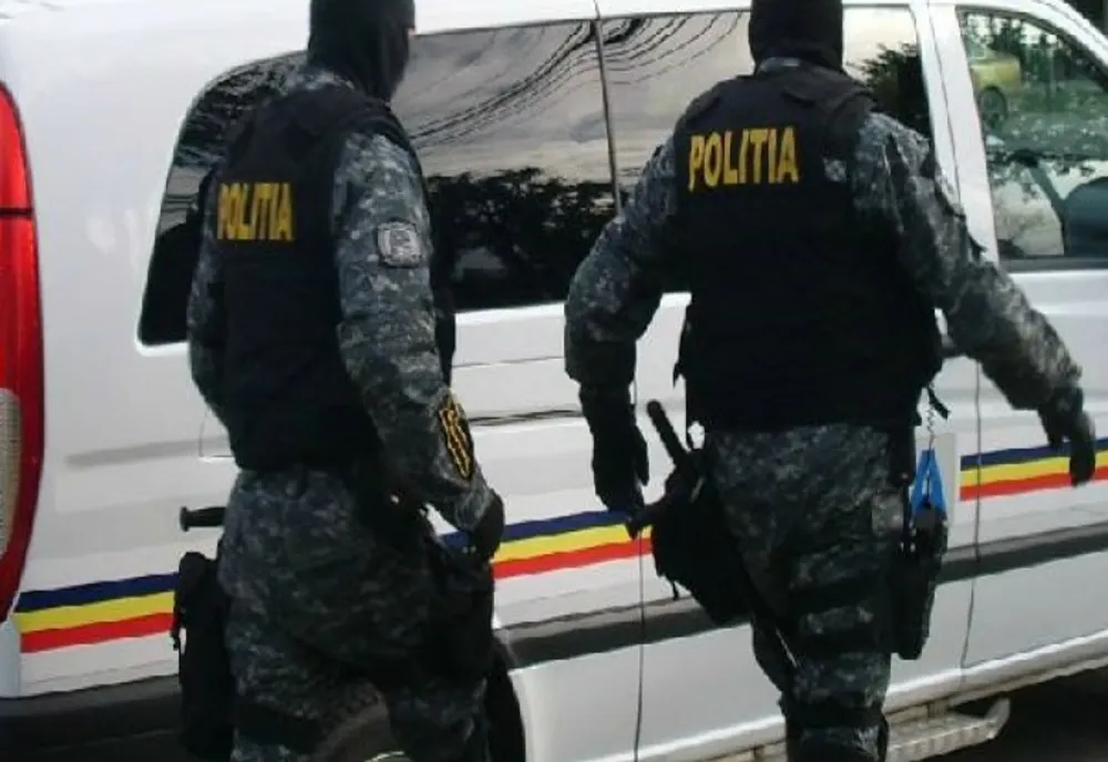 Percheziții la persoane bănuite de trafic de minori