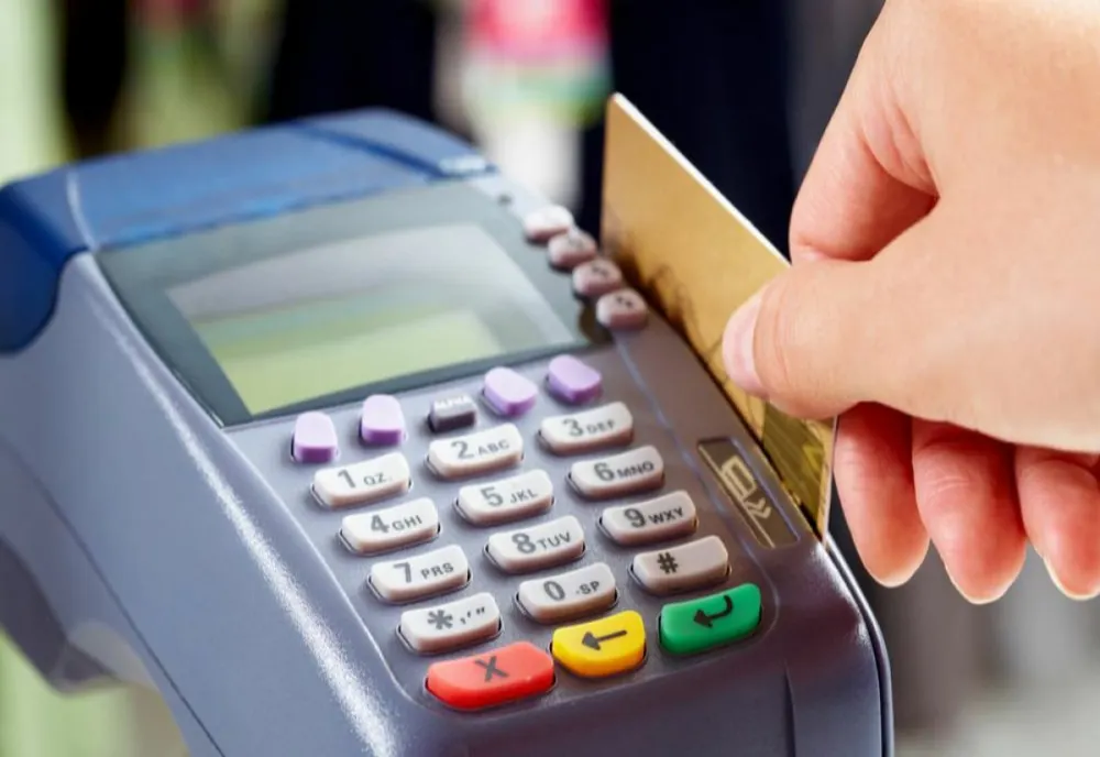 A sustras unei tinere un card bancar și a făcut plăți electronice cu acesta