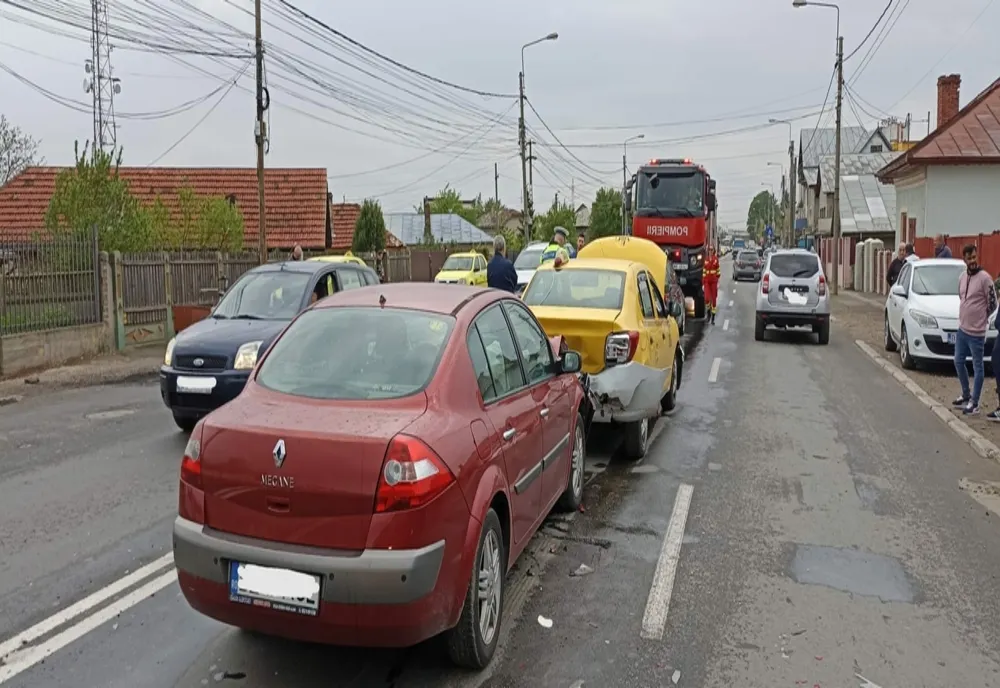 Accident cu 4 autoturisme implicate, la ieșire din municipiul Buzău
