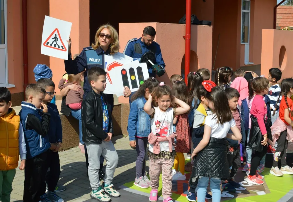 Polițiștii de la Siguranţă Şcolară, alături de elevii din Râmnicu Sărat şi Mărăcineni