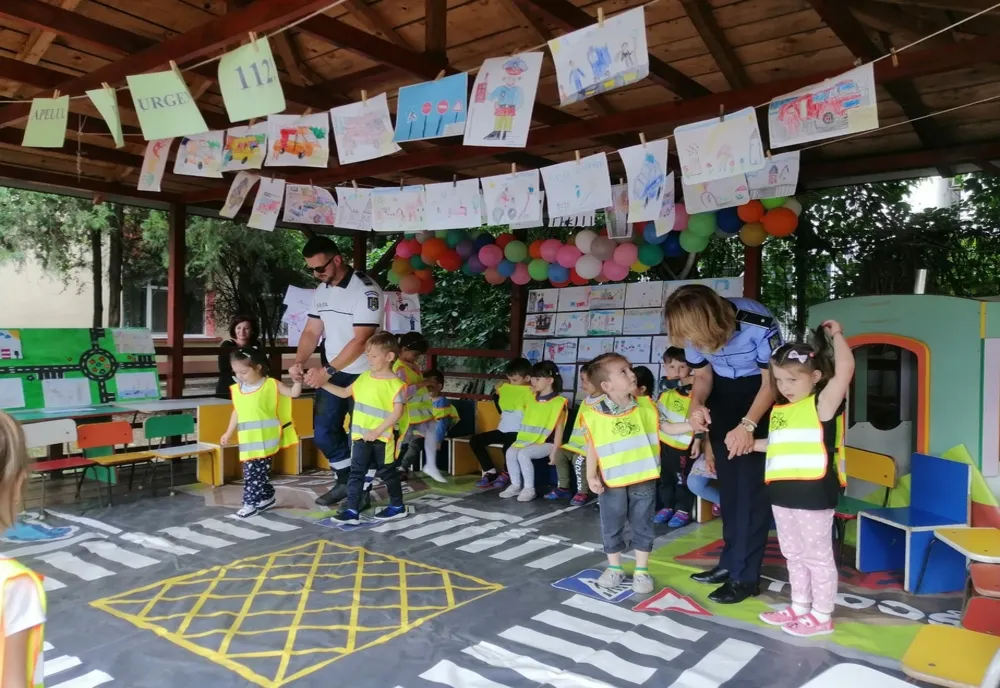 Educația rutieră timpurie îi fereşte pe bobocei de accidente rutiere
