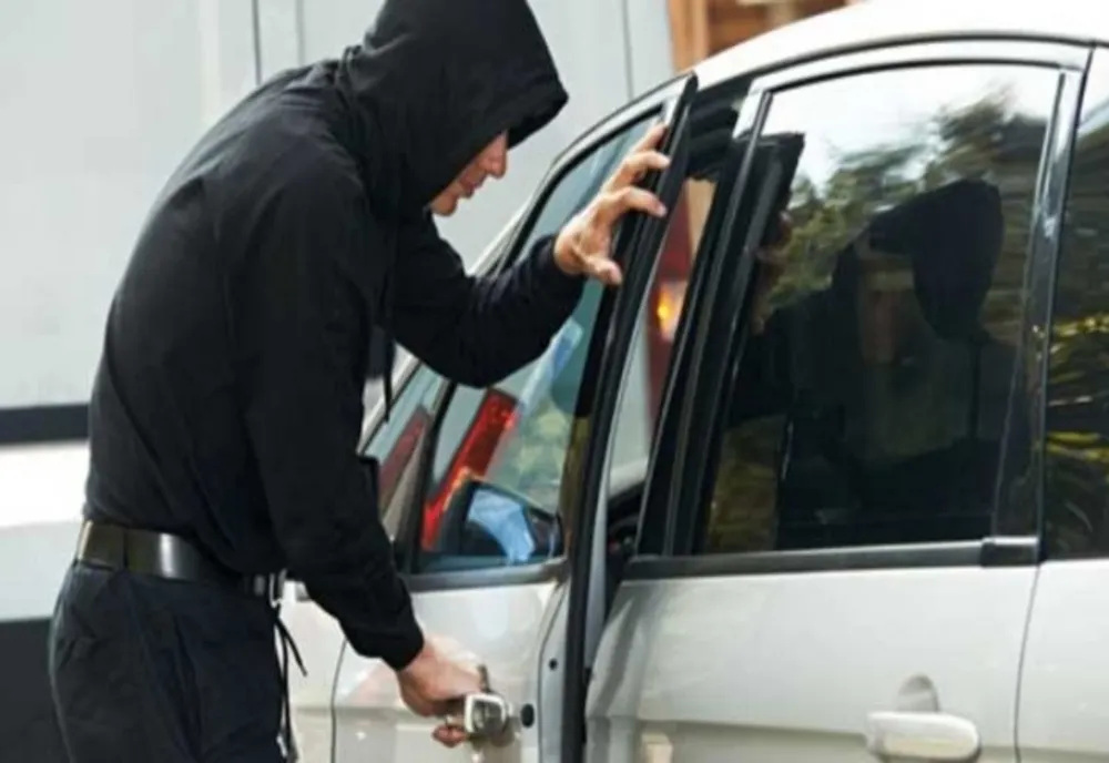Bănuit de furt din autovehicul reţinut de poliţişti