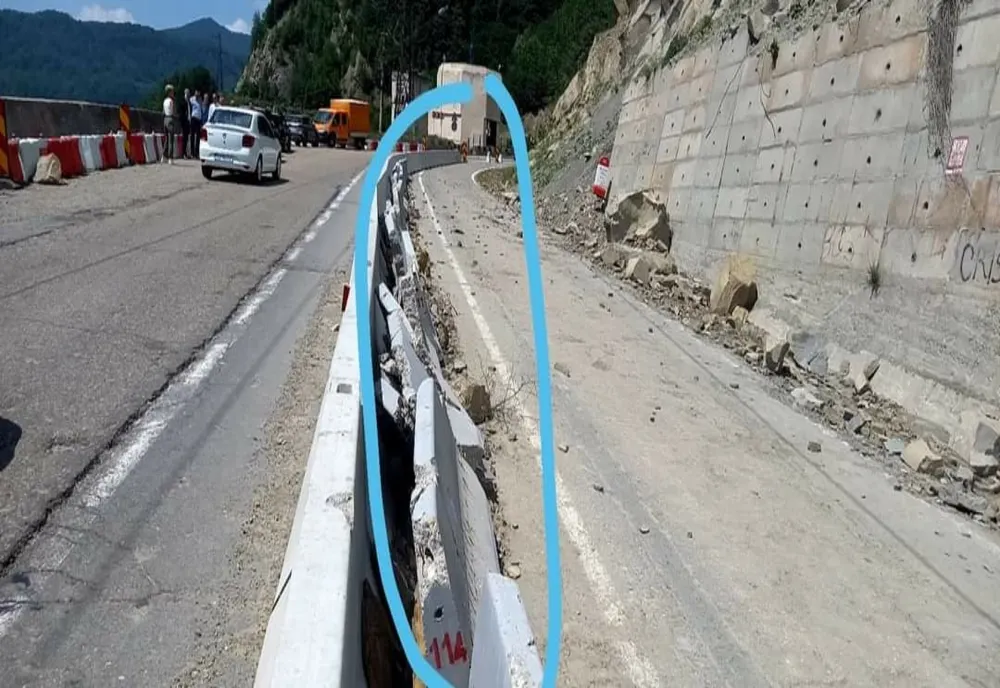 Mai multe blocuri de stâncă de dimensiuni medii, aflate în instabilitate pe D.N.10, în zona barajului Siriu