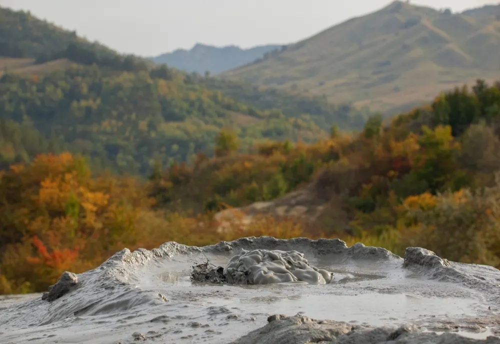 Peste 100 de elevi ai Liceului pentru Copii cu Deficienţe Auditive Buzău au vizitat mai multe monumente istorice de patrimoniu de pe teritoriul Geoparcului UNESCO Ţinutul Buzăului