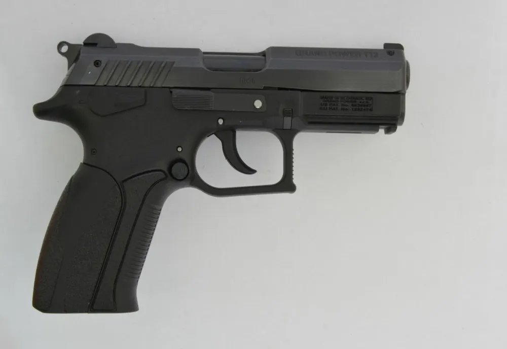 Un tânăr din Câmpulung Moldovenesc sancţionat pentru că şi-a uitat un pistol neletal în toaleta unei staţii de carburant din comuna buzoiană Mărăcineni